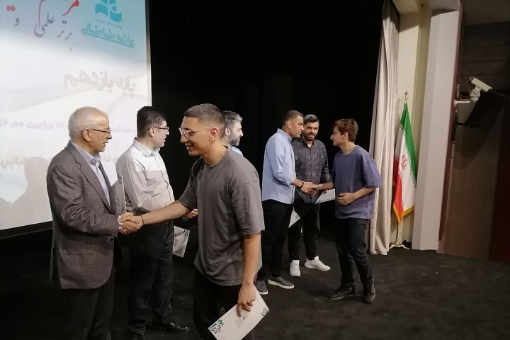 مراسم تقدیر از برترین‌ های پایه یازدهم در دبیرستان علامه طباطبایی واحد آبشناسان